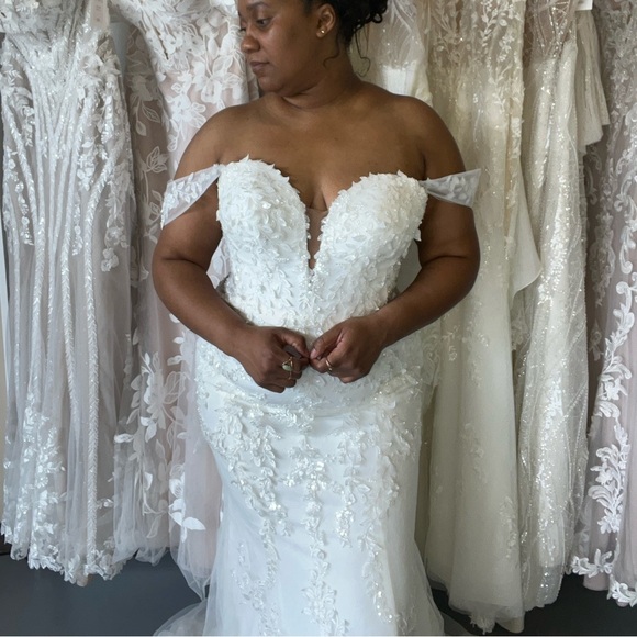Sexy Plus Size Lace Sweetheart Fit-and-Flare Wedding Dress Style D-3992 - Picture 6 of 8